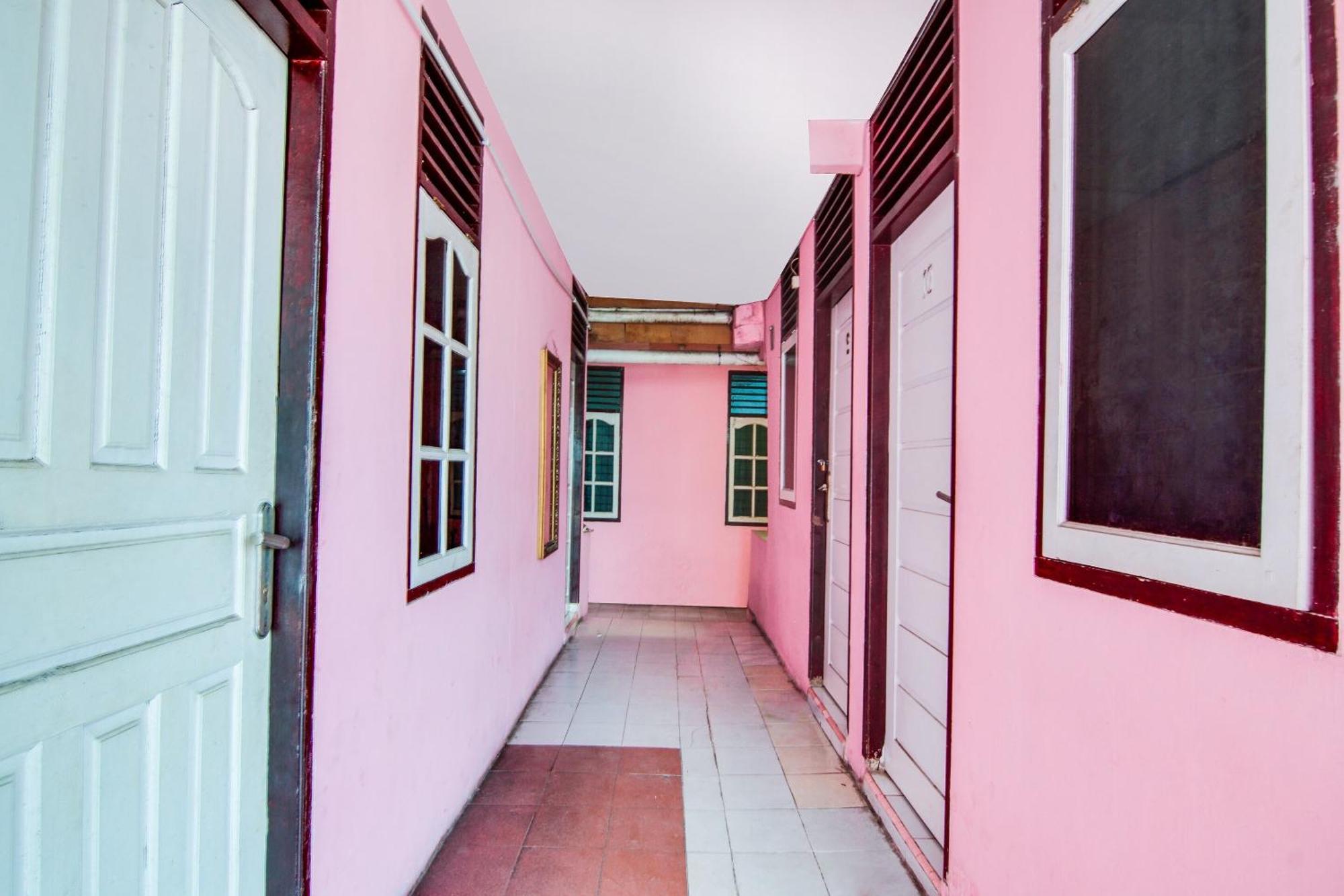 Spot On 91858 Raja Homestay Syariah Pekanbaru Bagian luar foto